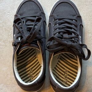 Taos Footwear Women's Brown Canvas Sneakers